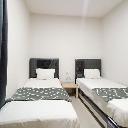 Happy Family Homestay Jember Mitra Reddoorz Exterior photo