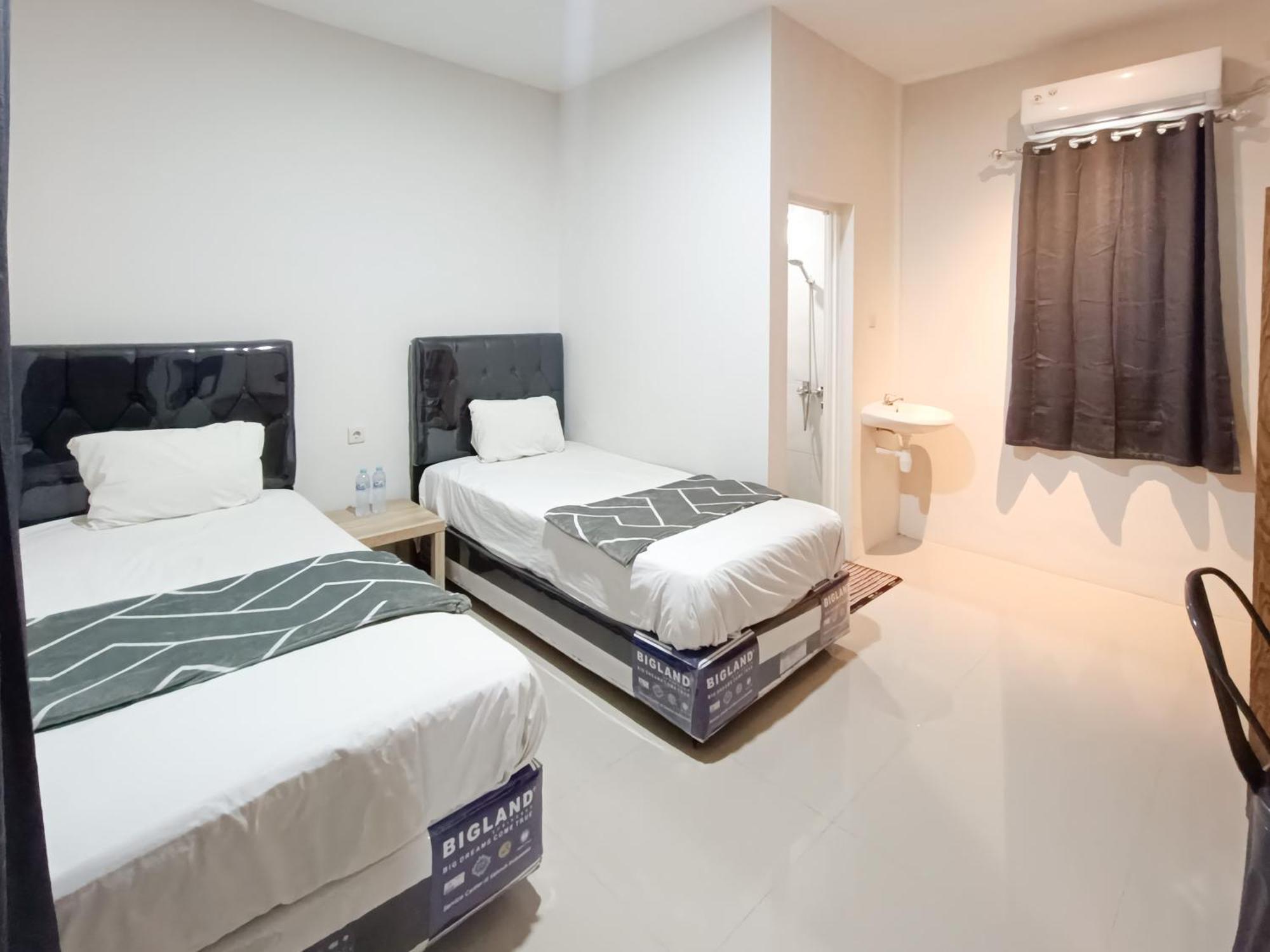 Happy Family Homestay Jember Mitra Reddoorz Exterior photo