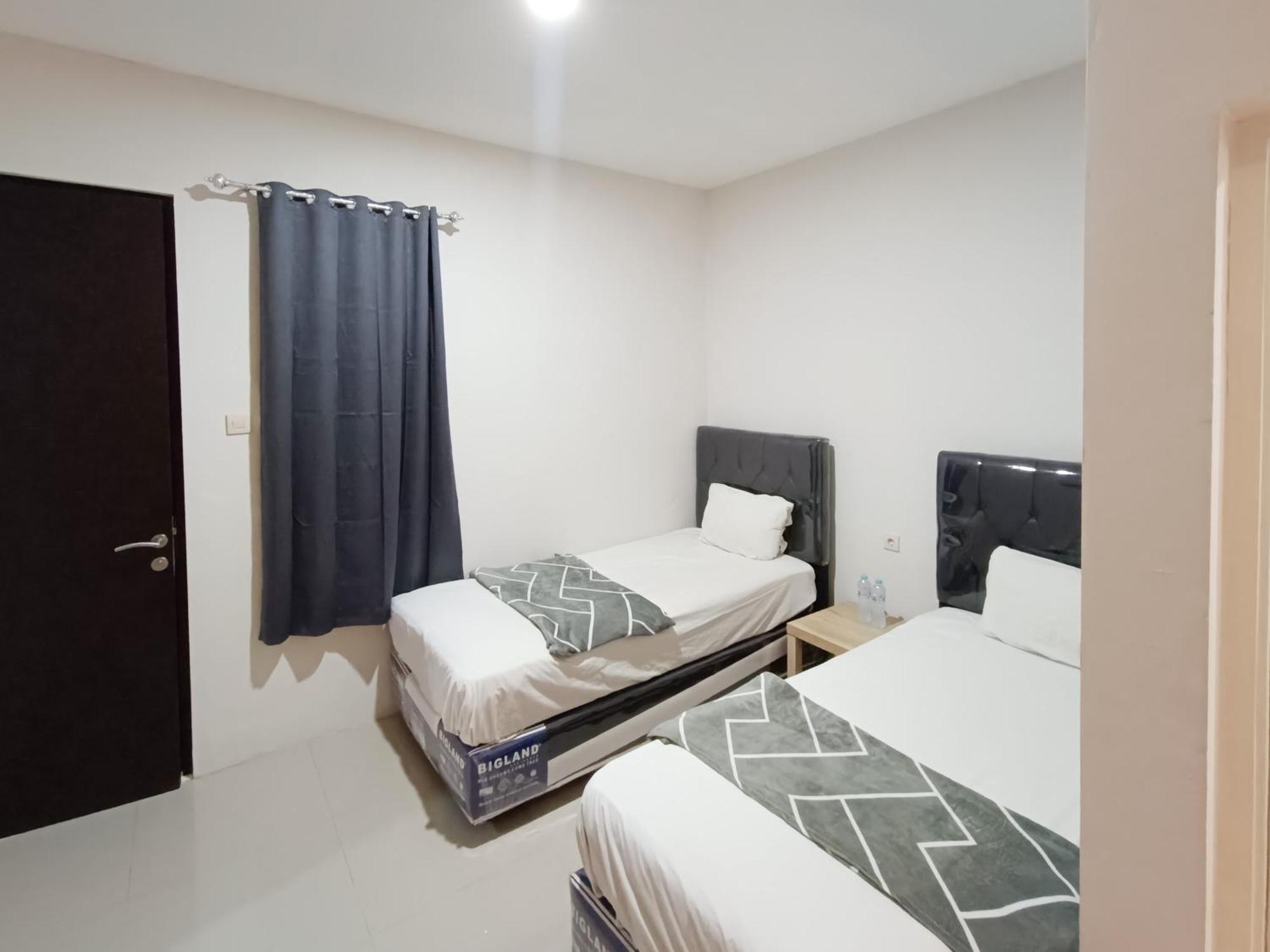 Happy Family Homestay Jember Mitra Reddoorz Exterior photo