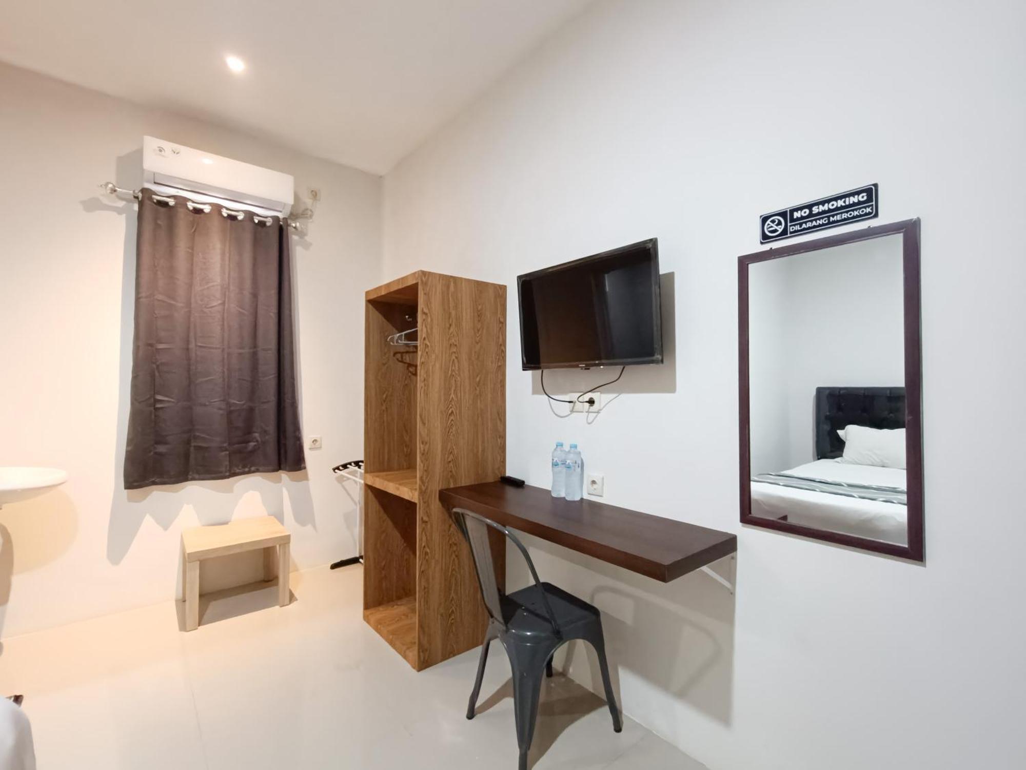 Happy Family Homestay Jember Mitra Reddoorz Exterior photo