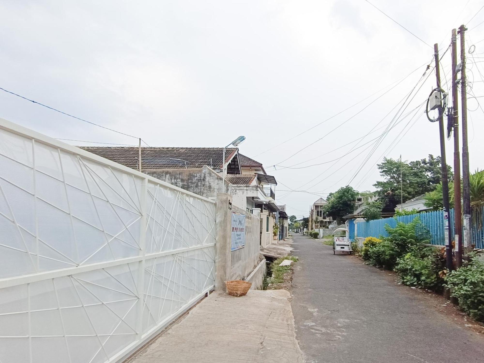 Happy Family Homestay Jember Mitra Reddoorz Exterior photo