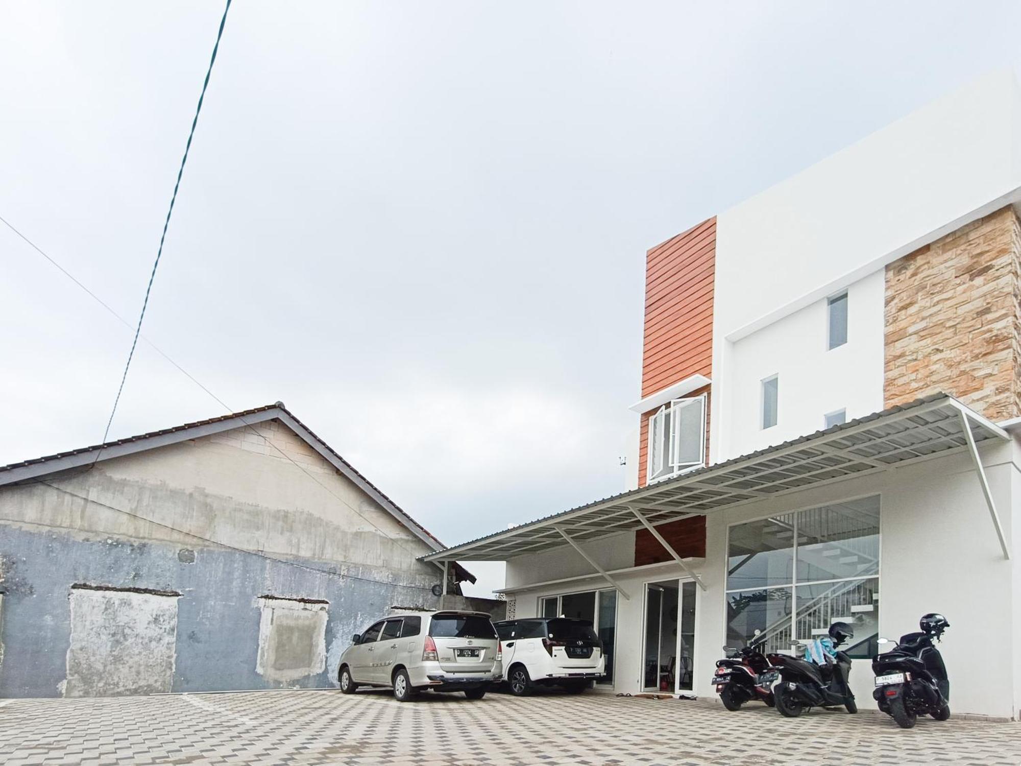 Happy Family Homestay Jember Mitra Reddoorz Exterior photo