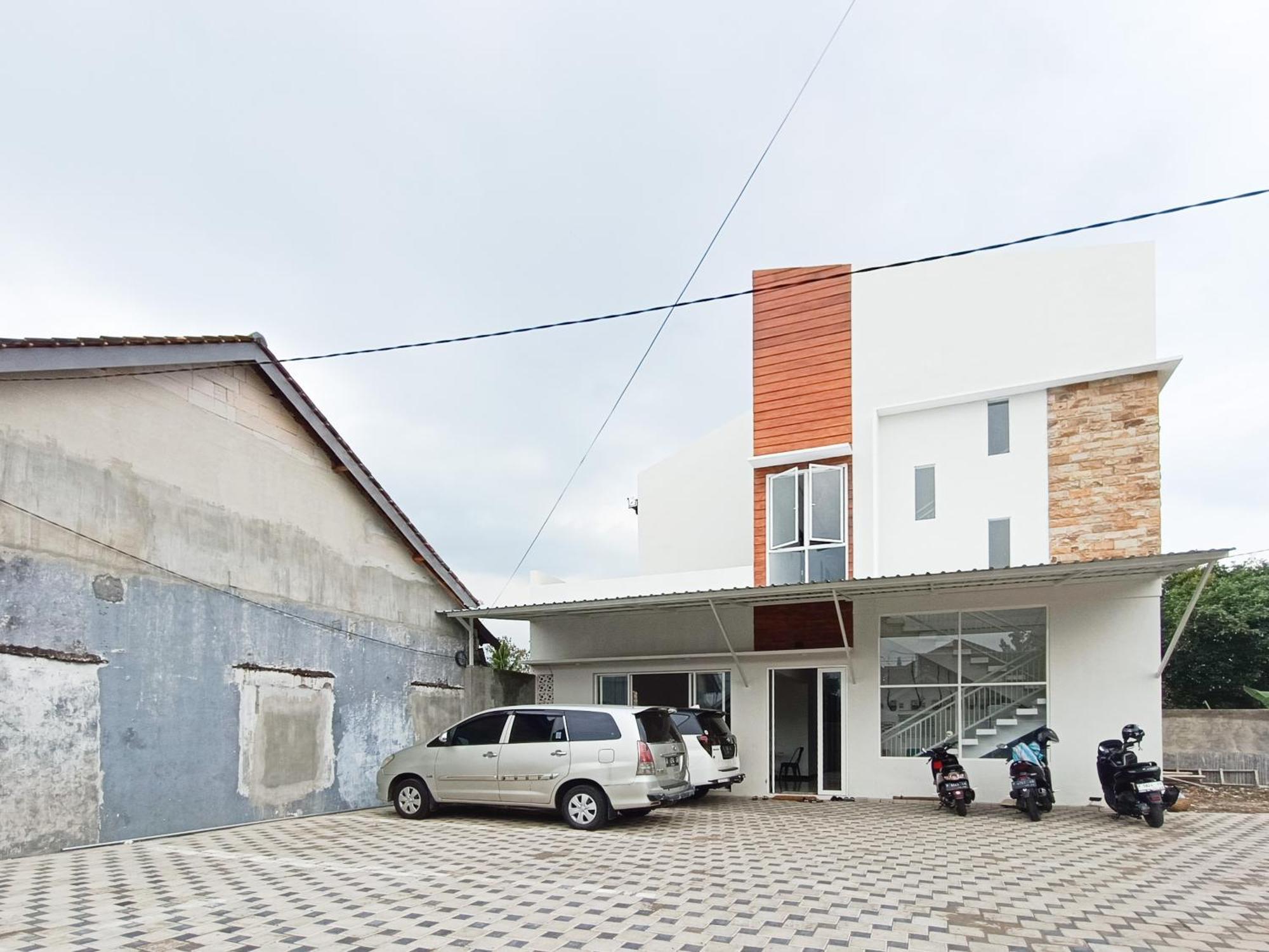 Happy Family Homestay Jember Mitra Reddoorz Exterior photo