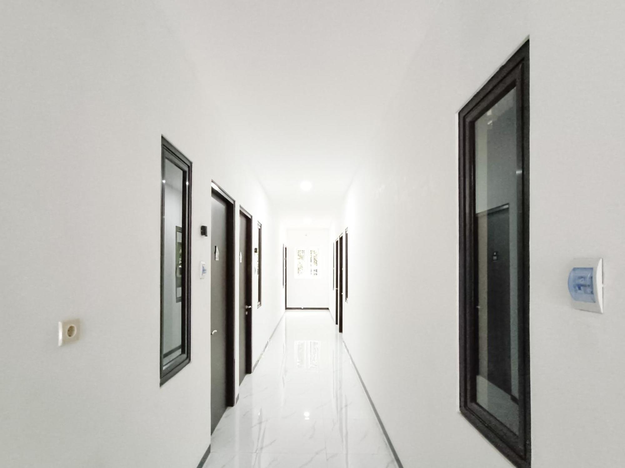 Happy Family Homestay Jember Mitra Reddoorz Exterior photo