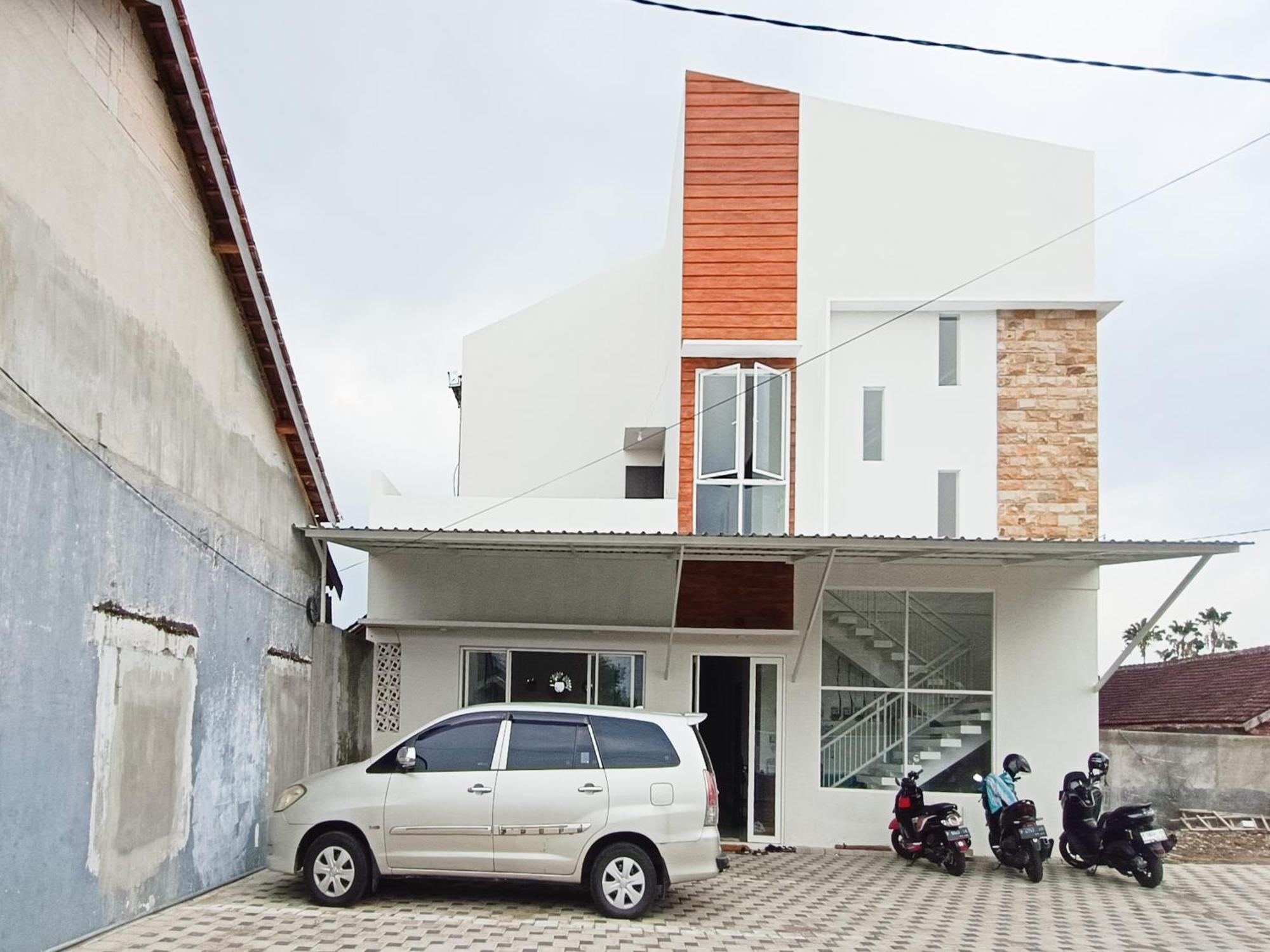 Happy Family Homestay Jember Mitra Reddoorz Exterior photo